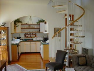 Кухня гостиная в доме с лестницей