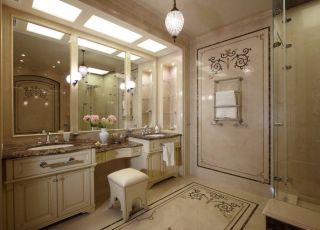Небольшая ванная комната в классическом стиле