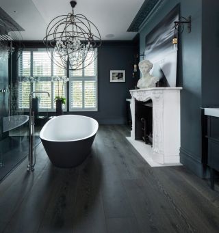 Дизайн ванной комнаты с темным полом