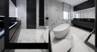 Белый мраморный пол в ванной
