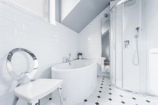 Белый пол в ванной