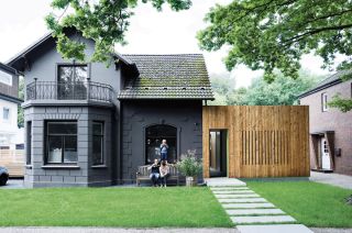 Фасад дома серого цвета