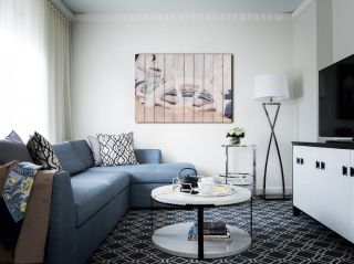 Серый диван в интерьере маленькой комнаты