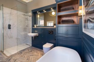 Синяя мебель в ванную комнату