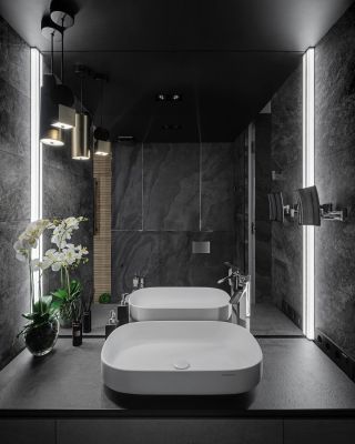 Черный глянцевый натяжной потолок в ванной