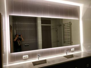 Зеркало с подсветкой в интерьере ванной