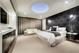Серый натяжной потолок в спальне