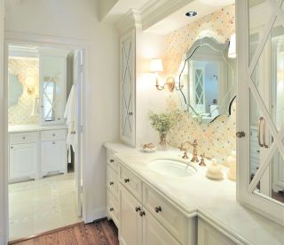Зеркало в интерьере ванной комнаты