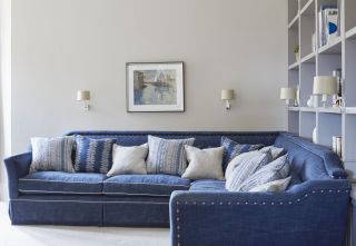 Дизайн интерьера с синим диваном