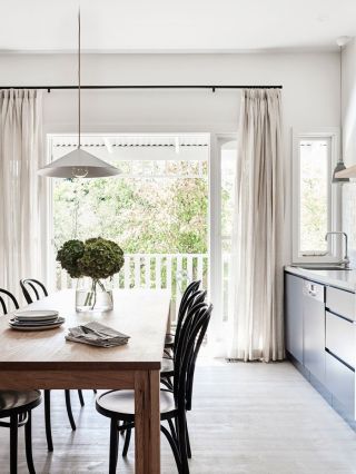 Белые шторы в интерьере кухни