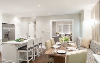 Интерьер кухни гостиной в белом цвете