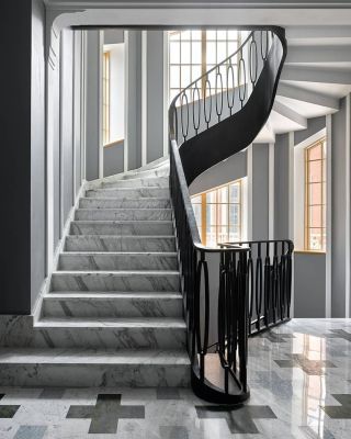 Лестница серого цвета в интерьере