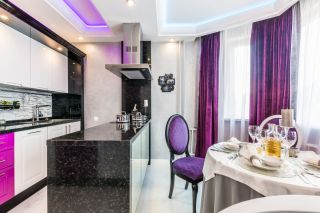 Фиолетовые шторы в интерьере кухни