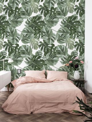 Тропические листья в интерьере спальни