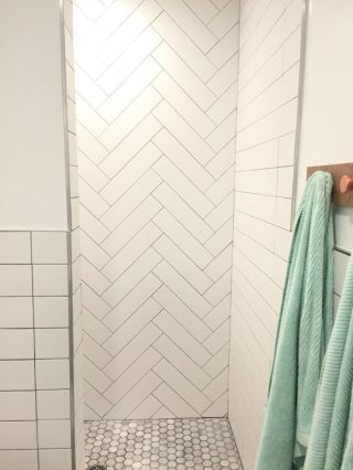 Плитка в ванной елочкой на стене