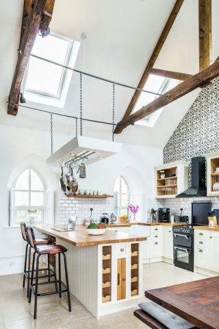 Интерьер кухни с высокими потолками