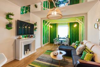 Гостиная с зеленым ковром