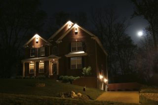 Контурная подсветка дома снаружи