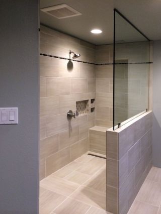 Интерьер ванной комнаты с душевой перегородкой