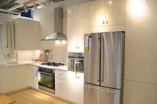Интерьеры кухонь с бежевыми холодильниками