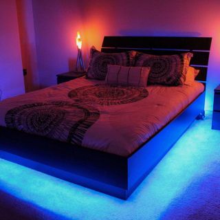 Кровать с красной подсветкой