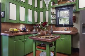 Кухня зеленая с деревом