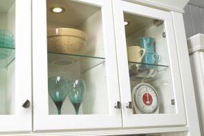 Шкаф для посуды на кухню со стеклом