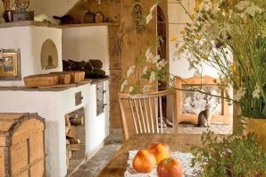 Кухня в деревенском доме с печкой
