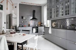 Белая кухня с серым фартуком