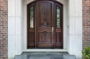 Красивая входная дверь в частный дом
