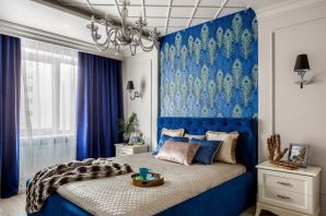 Дизайн спальни с синими шторами