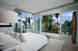 Спальня с панорамным видом на море