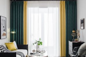 Полосатые шторы в интерьере гостиной