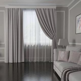 Дизайн штор в серой гостиной