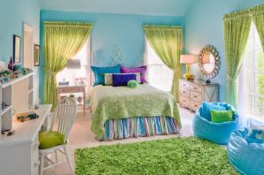 Детская комната с зелеными обоями