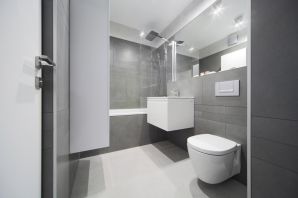 Маленький ванная комната в серых тонах