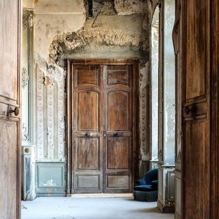 Старинные двери в интерьере