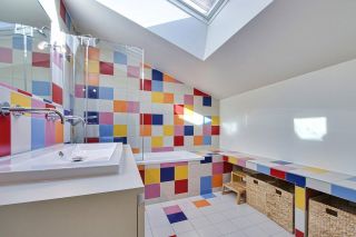Яркая плитка в дизайне ванных комнат