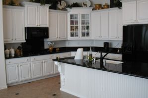 Белый кухонный гарнитур с черной столешницей
