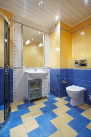Сине желтая плитка в ванной