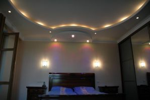 Двухъярусный потолок в зал с подсветкой
