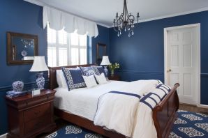 Синие обои в интерьере спальни