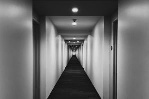 Длинный темный коридор