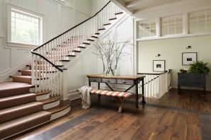 Декор деревянной лестницы в доме