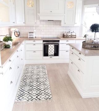 Белая плита в интерьере кухни
