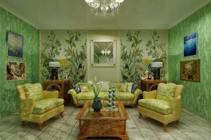 Интерьер комнаты с зелеными стенами