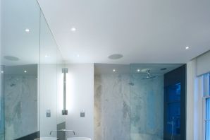 Сатиновый потолок в ванной
