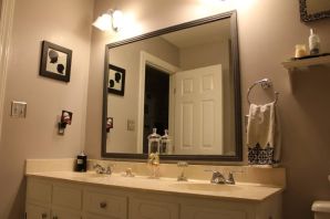 Зеркало в ванную комнату с полкой