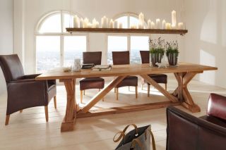 Большой деревянный обеденный стол