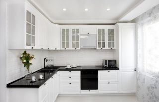 Кухонный гарнитур белого цвета